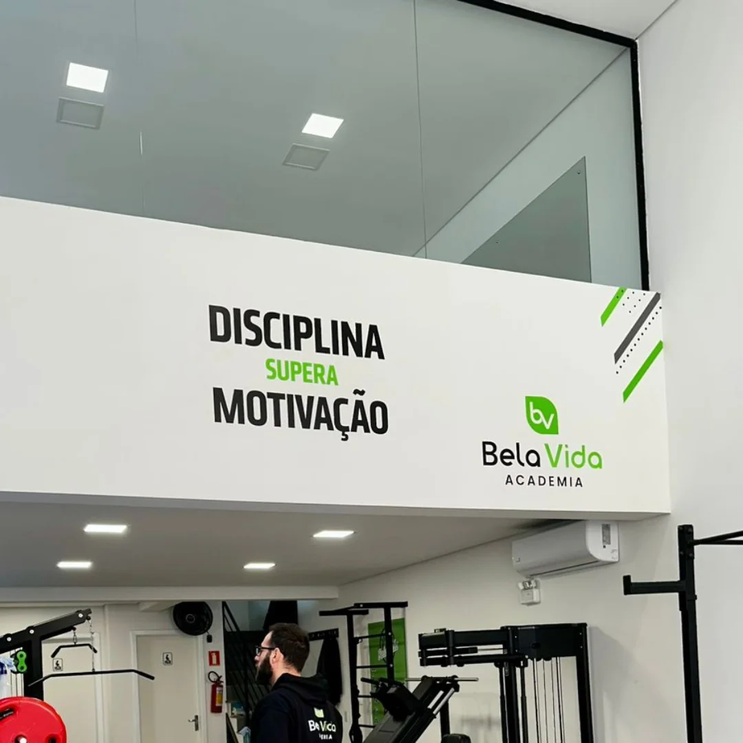 Painel 'Disciplina supera Motivação' com identidade visual Bela Vida Academia