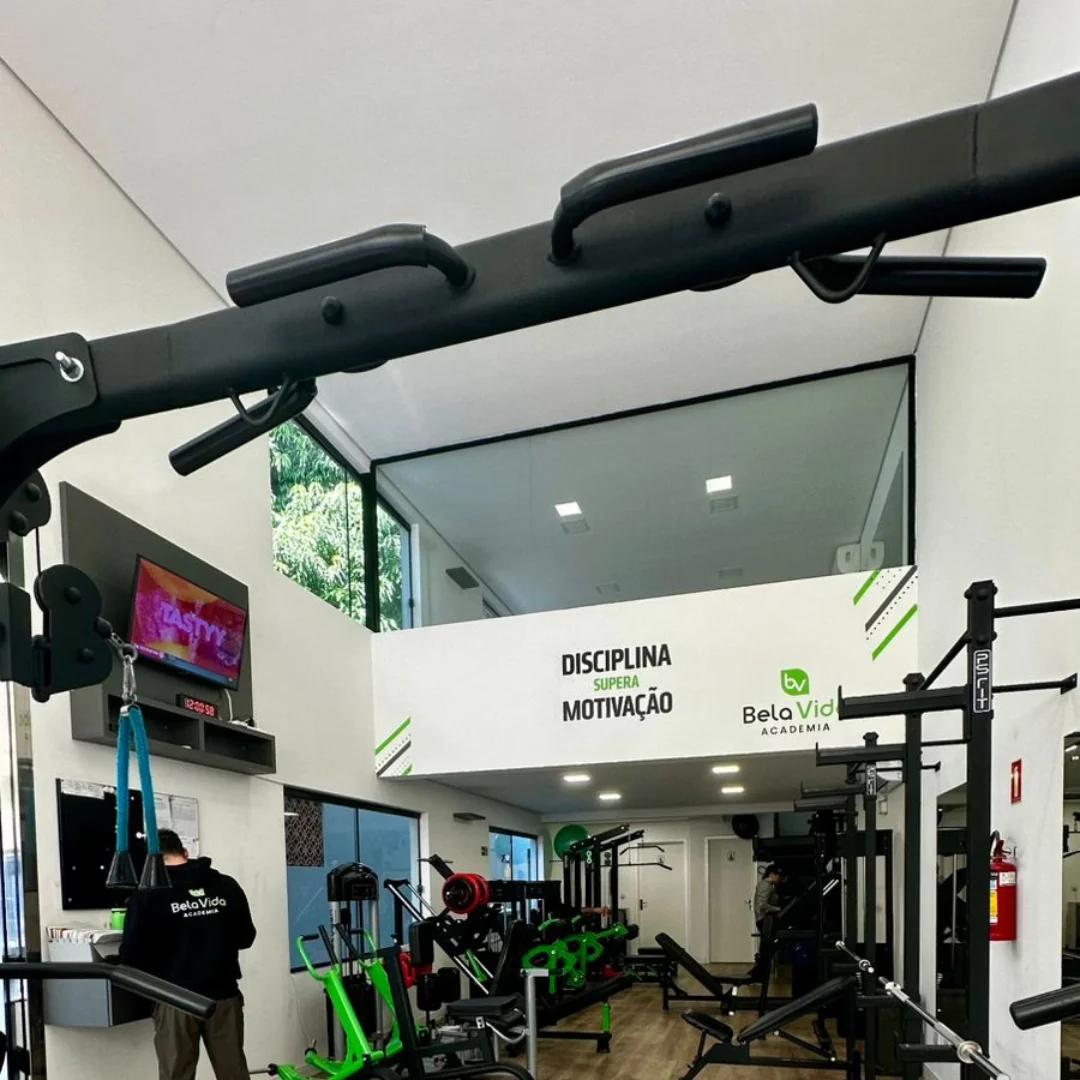 Vista ampla da sala principal com equipamentos profissionais